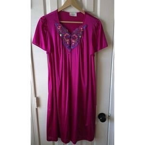 Vtg VANITY FAIR Magenta PURPLE ROBE Small Button Front Paisley Applique